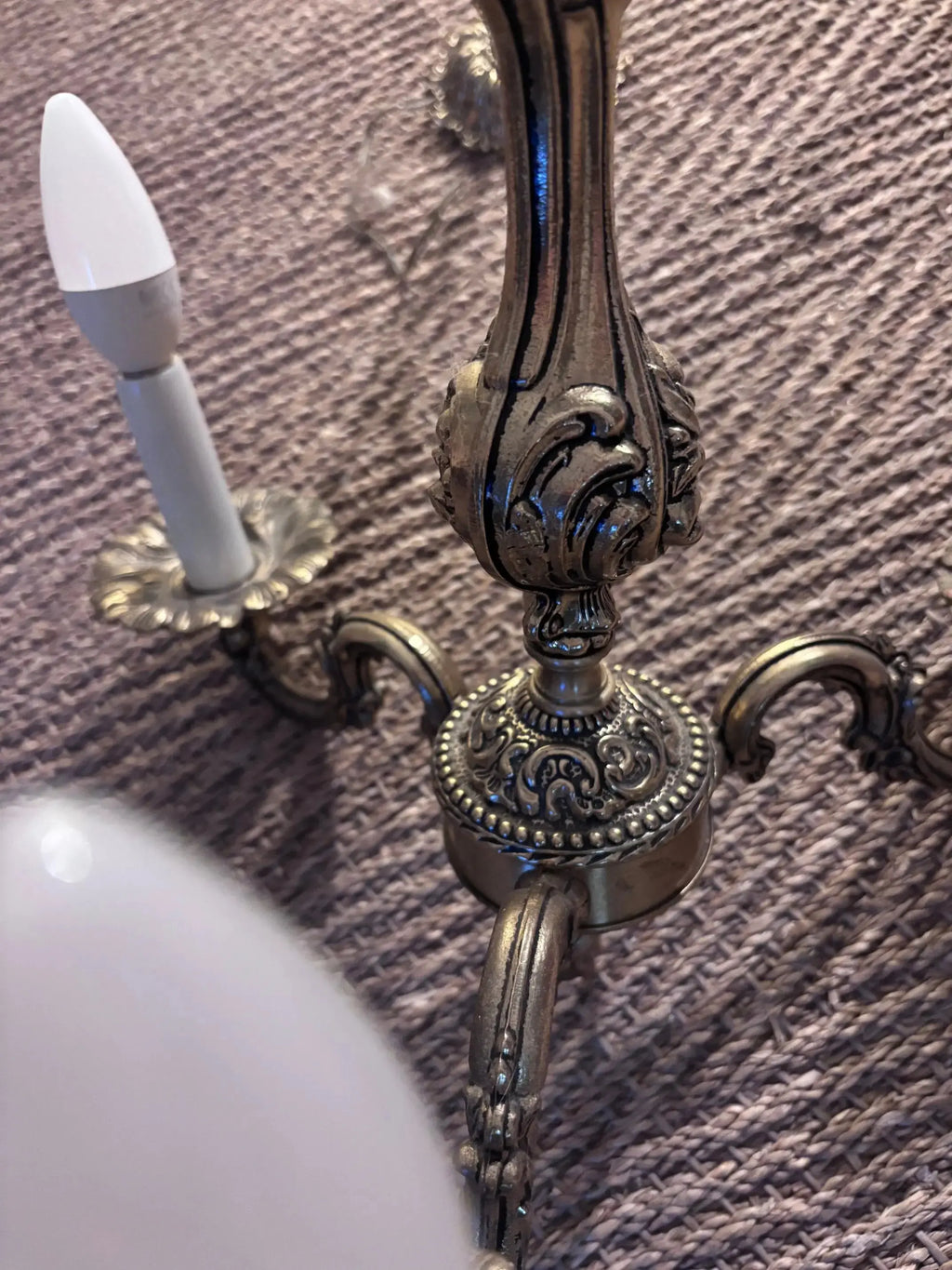 Lustre style Louis XVI, XXe 3 branches décor rocailles, superbe et fonctionnel.-{{shop name}}