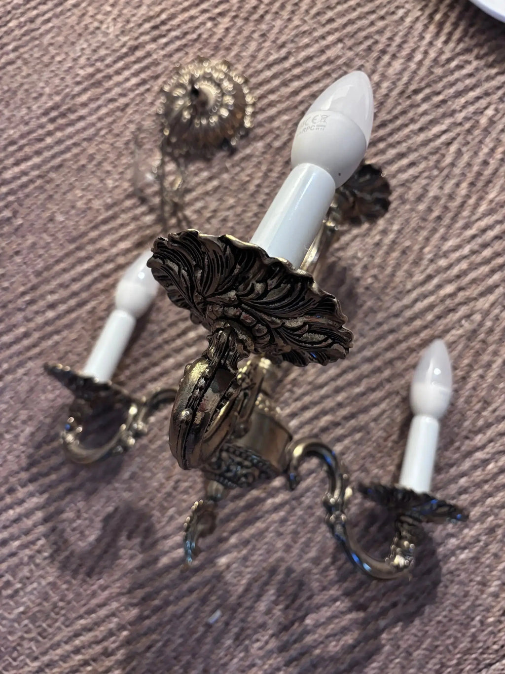 Lustre style Louis XVI, XXe 3 branches décor rocailles, superbe et fonctionnel.-{{shop name}}