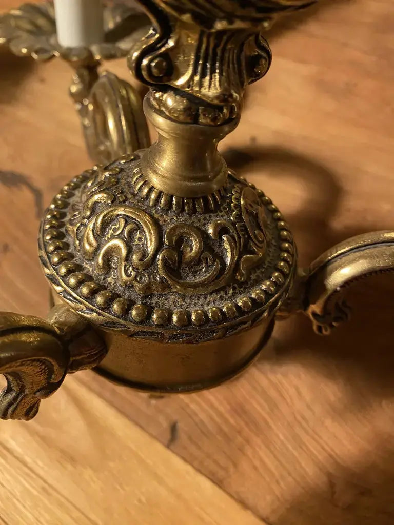 Lustre style Louis XVI, XXe 3 branches décor rocailles, superbe et fonctionnel.-{{shop name}}