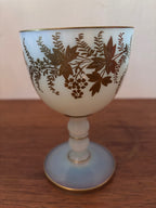 Verre à Vin Antique Sèvres – Verre Opalescent & Décor Floral Doré Art Déco – 14 cm - Antiquités de France