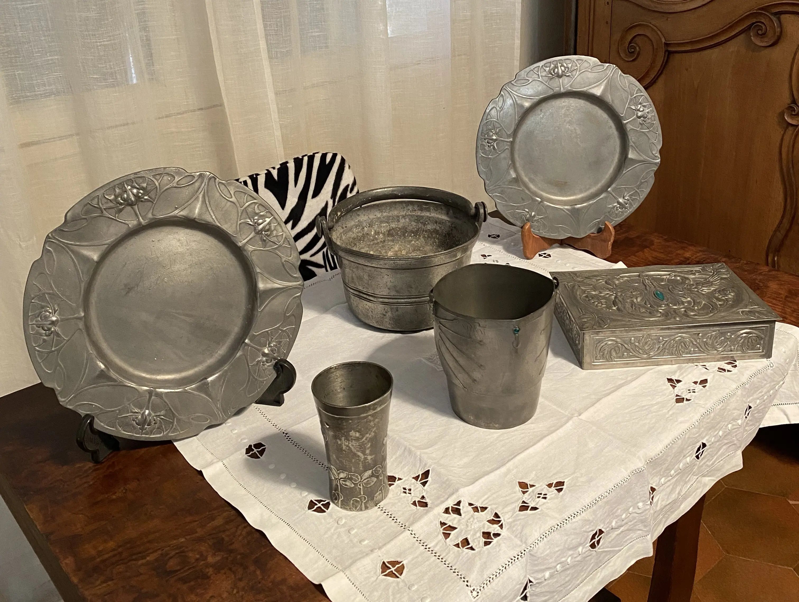 Rares plateaux en étain, époque art nouveau, signés et numérotés. Antiquités de France