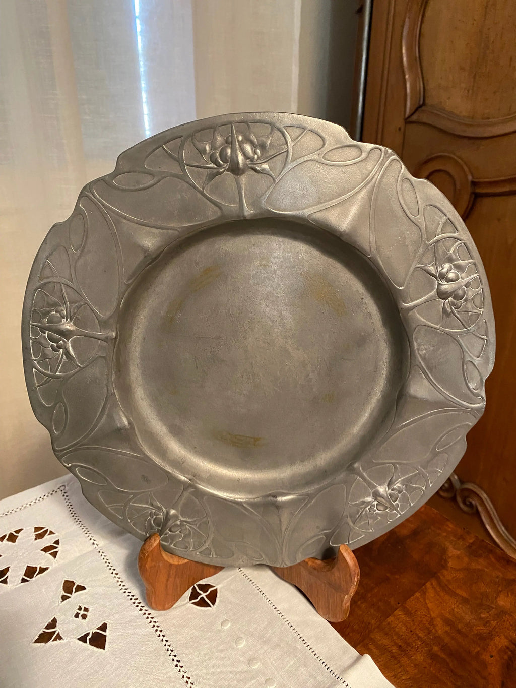 Rares plateaux en étain, époque art nouveau, signés et numérotés. Antiquités de France