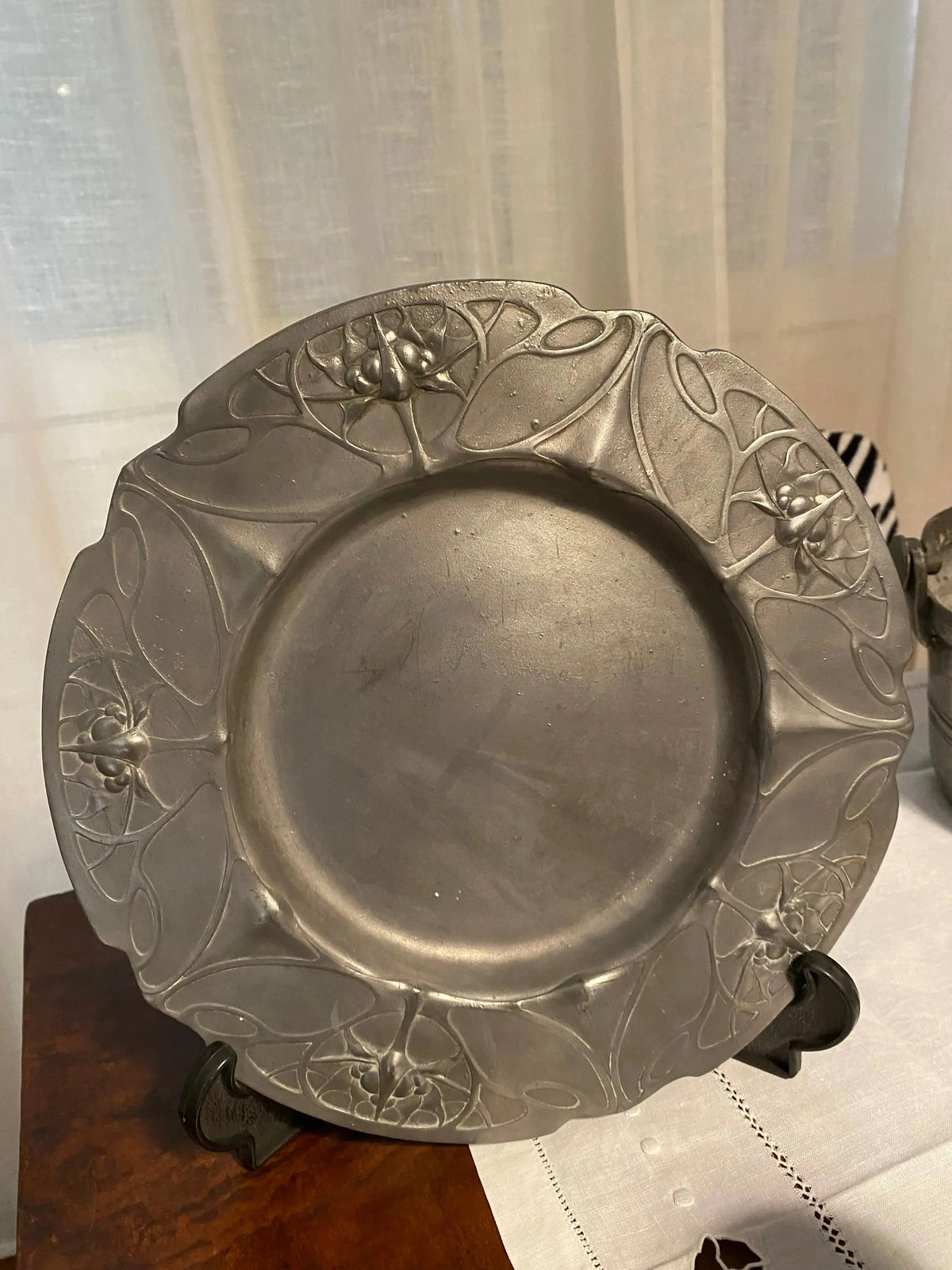 Rares plateaux en étain, époque art nouveau, signés et numérotés. Antiquités de France