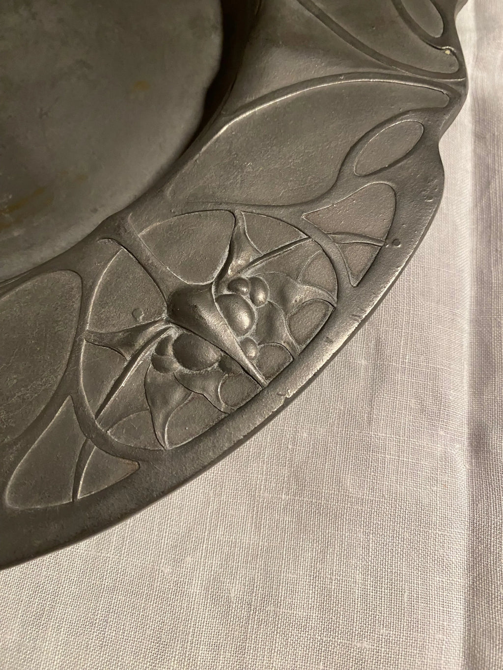 Rares plateaux en étain, époque art nouveau, signés et numérotés. Antiquités de France