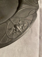 Rares plateaux en étain, époque art nouveau, signés et numérotés. Antiquités de France