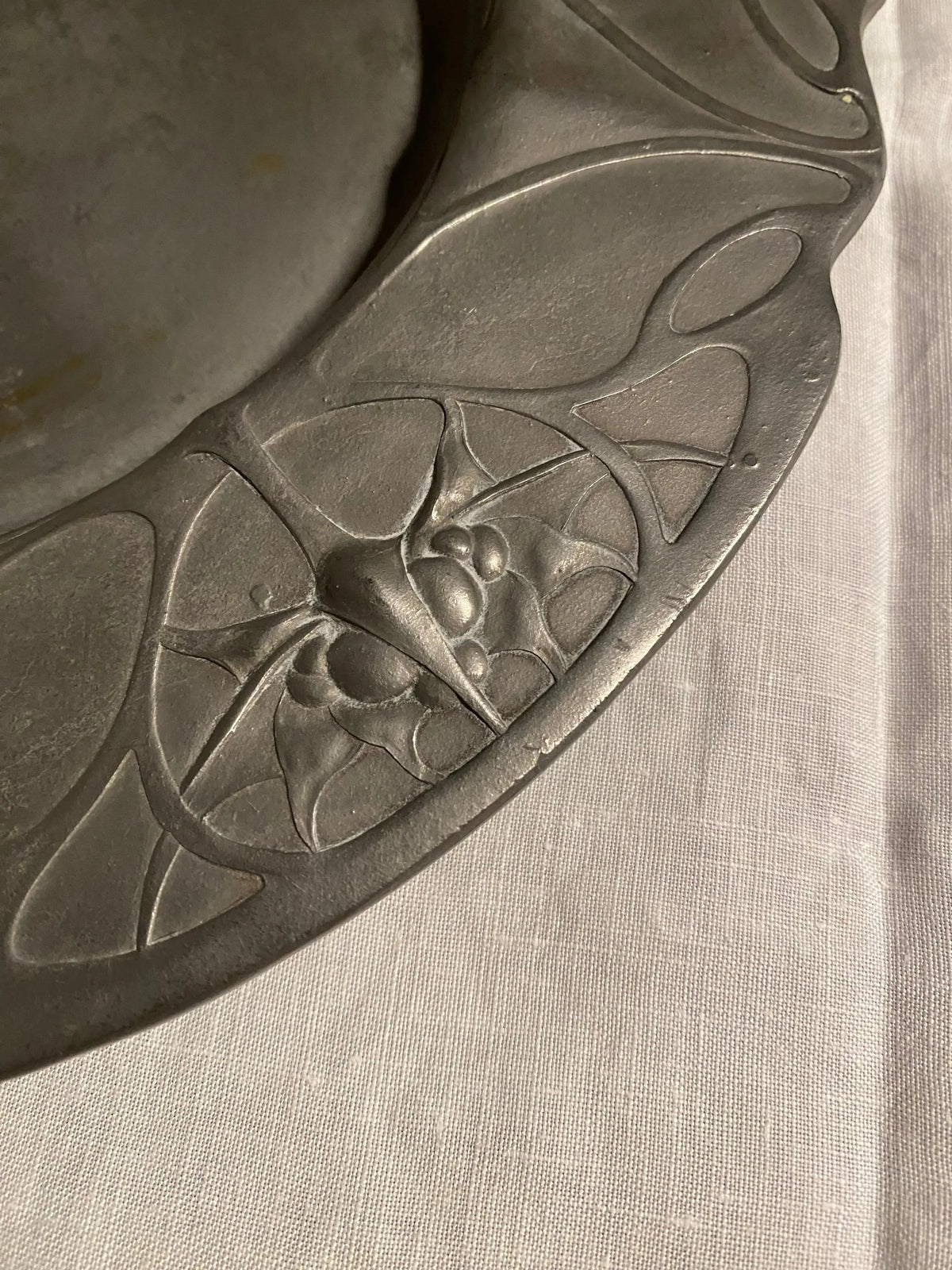 Rares plateaux en étain, époque art nouveau, signés et numérotés. Antiquités de France