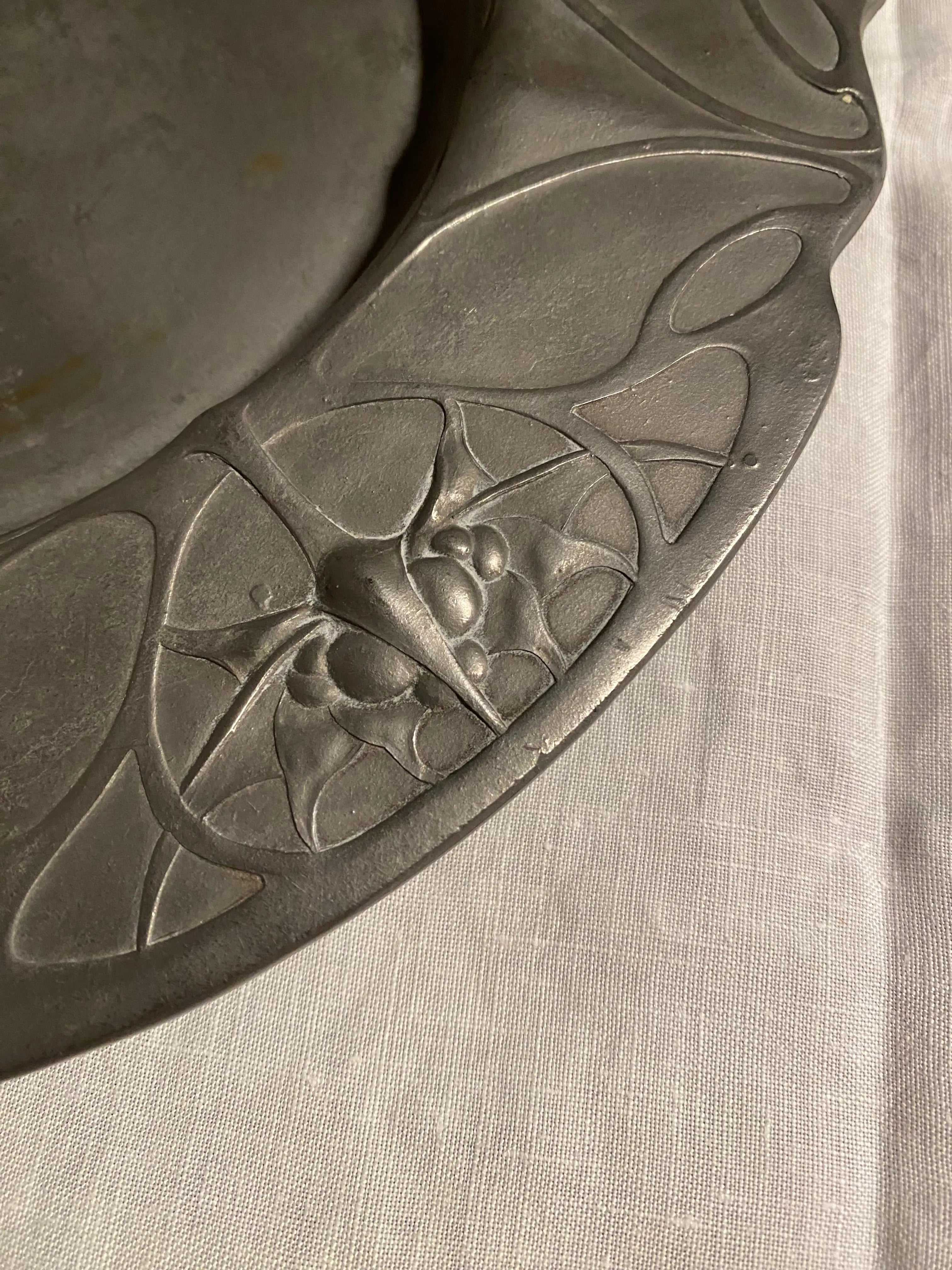 Rares plateaux en étain, époque art nouveau, signés et numérotés. Antiquités de France