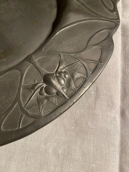 Rares plateaux en étain, époque art nouveau, signés et numérotés. Antiquités de France