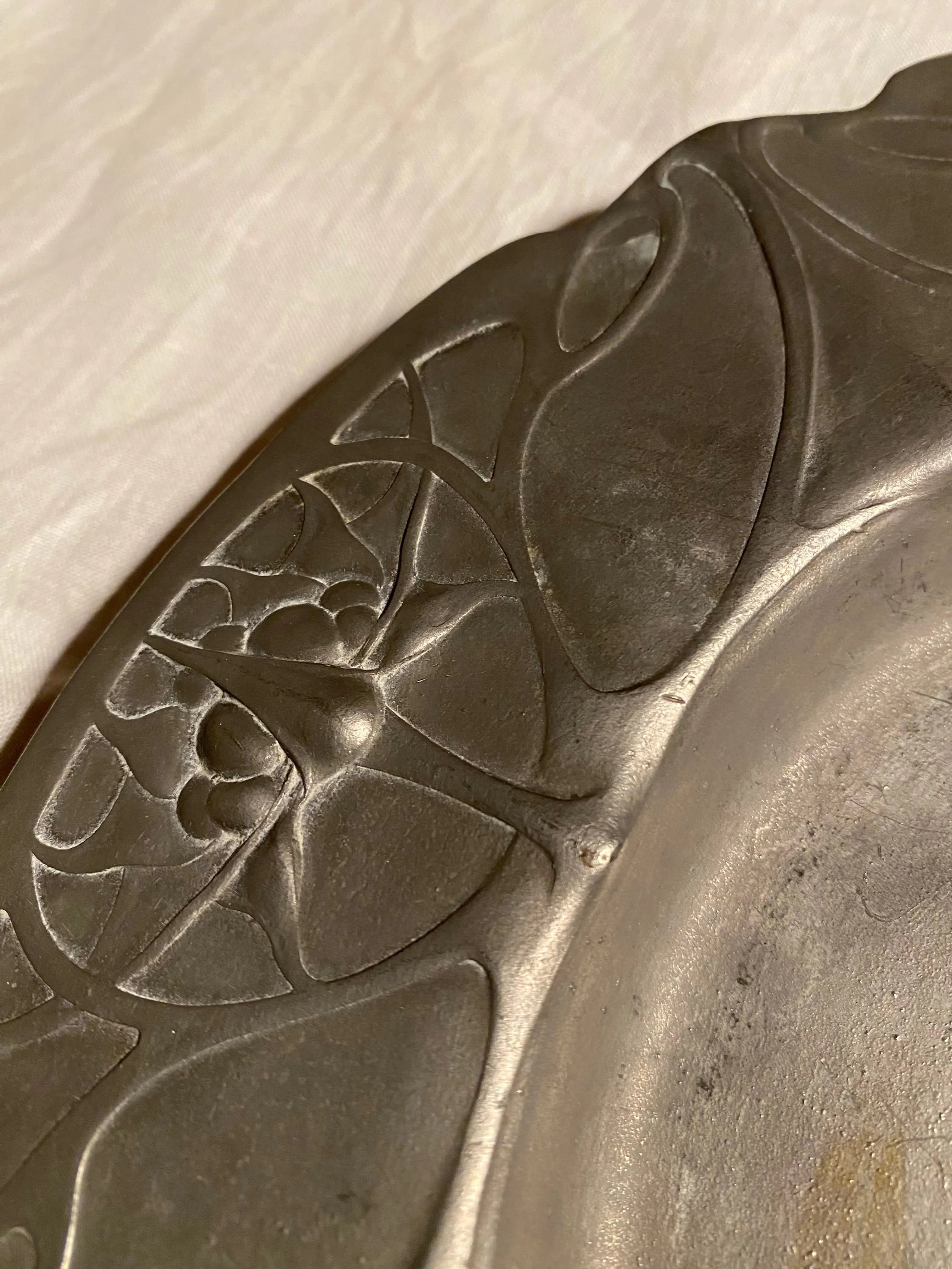 Rares plateaux en étain, époque art nouveau, signés et numérotés. Antiquités de France