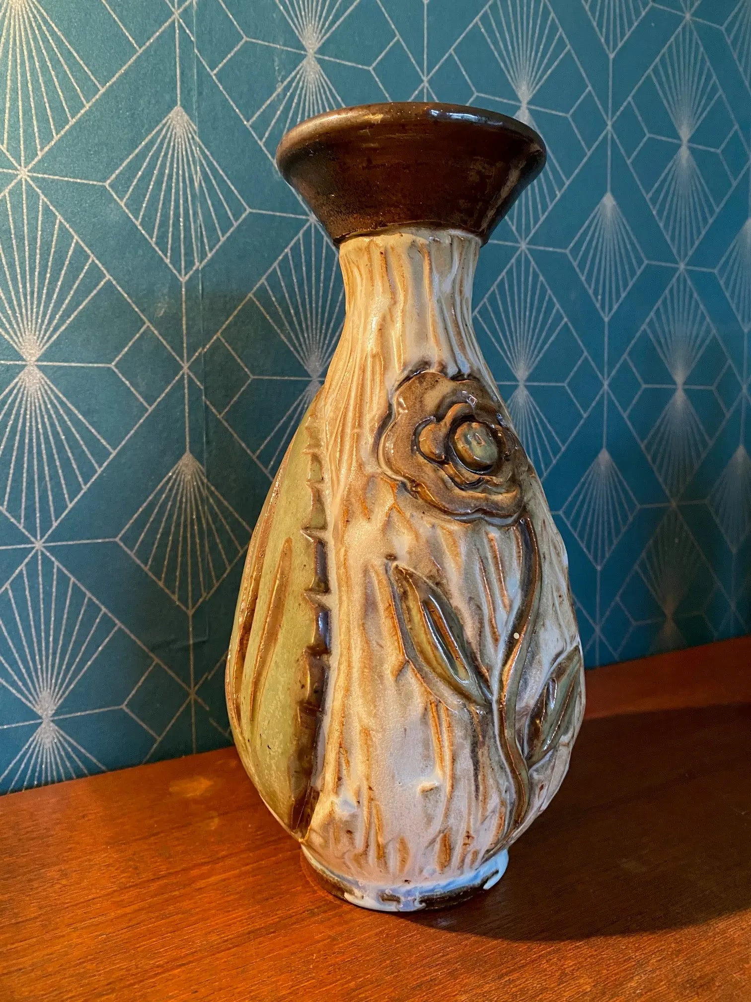 Vase ancien signé , céramique du début XXème, à Décor de fleurs. Signé LOSSON. Antiquités de France