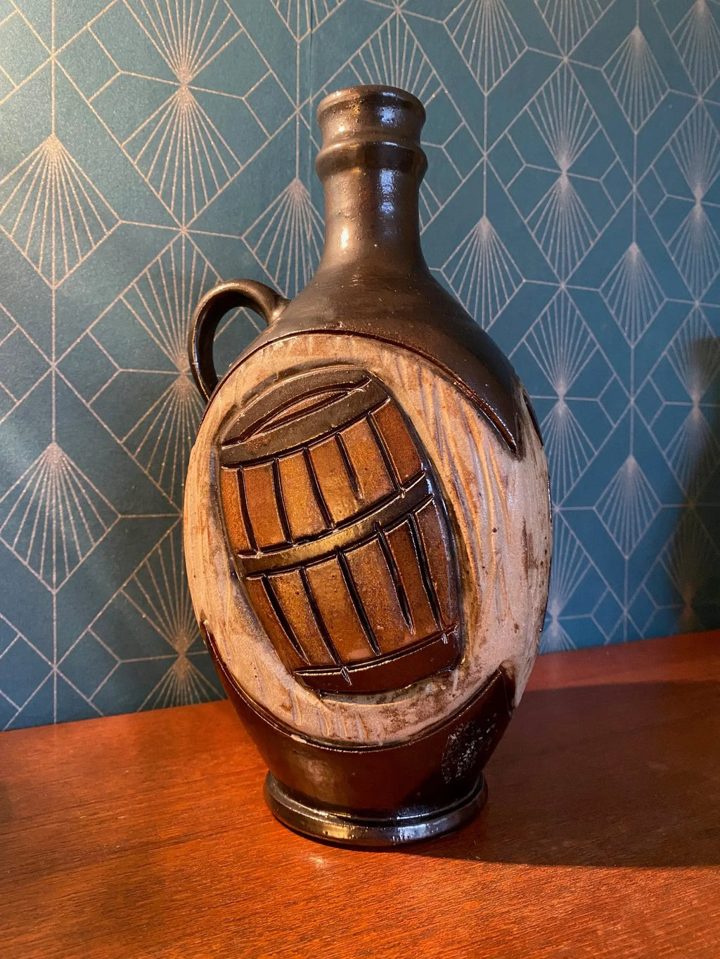 Vieux pichet en céramique du début XXe, Grès à Décor d'un tonneau, Signé LOSSON Antiquités de France