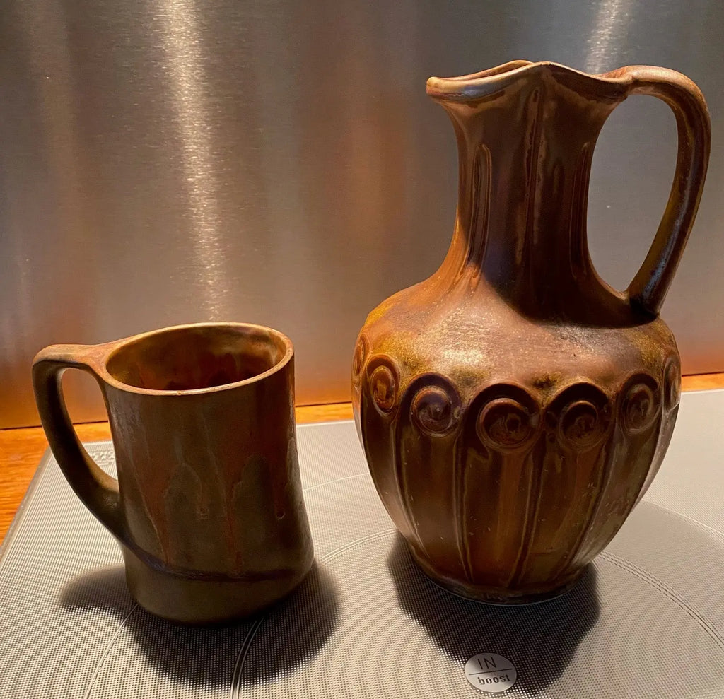 Denbac, carafe en céramique ancienne et mugs Art Nouveau , vers 1900, Décor de frises, 5 mugs Antiquités de France