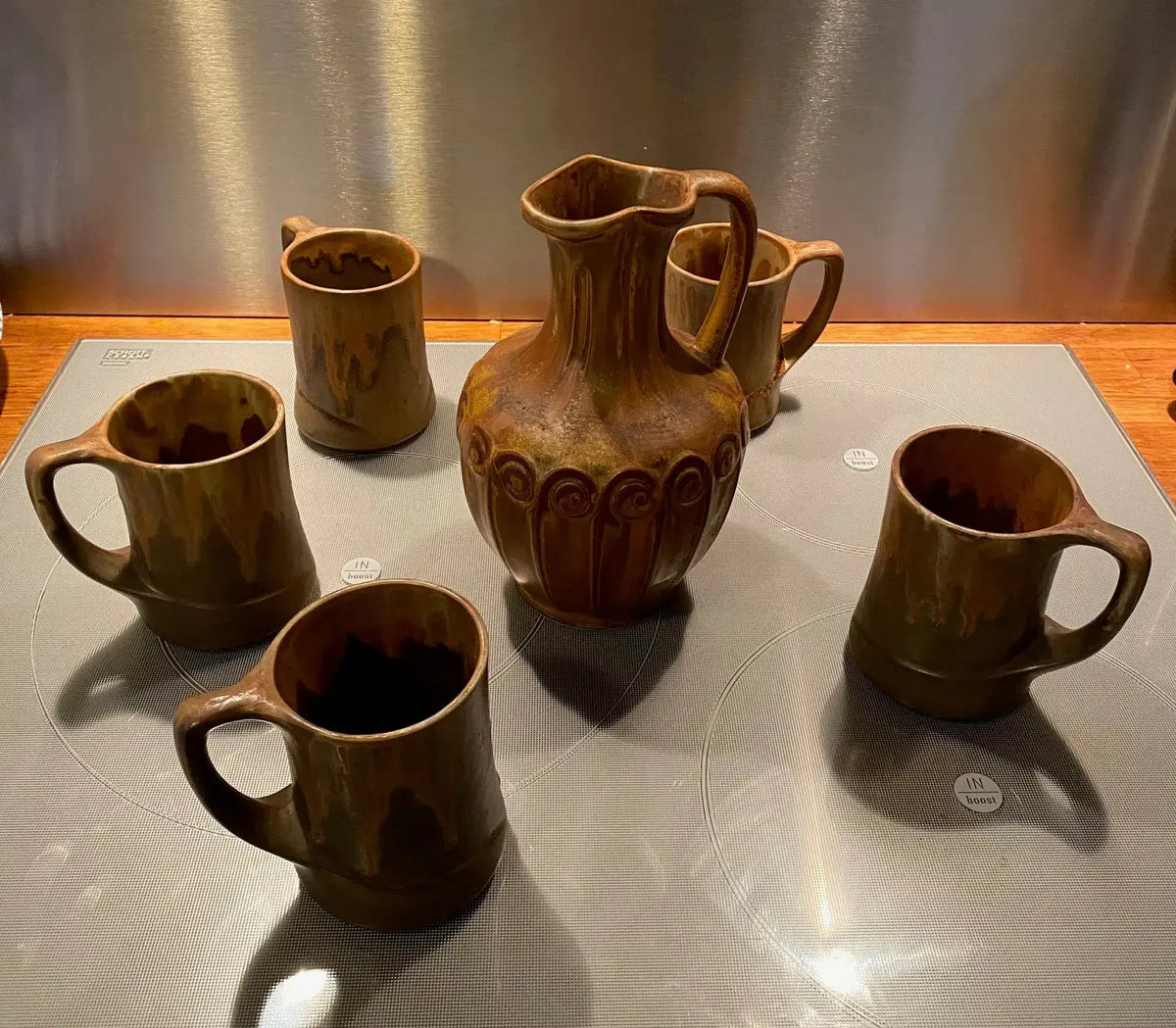 Denbac, carafe en céramique ancienne et mugs Art Nouveau , vers 1900, Décor de frises, 5 mugs Antiquités de France