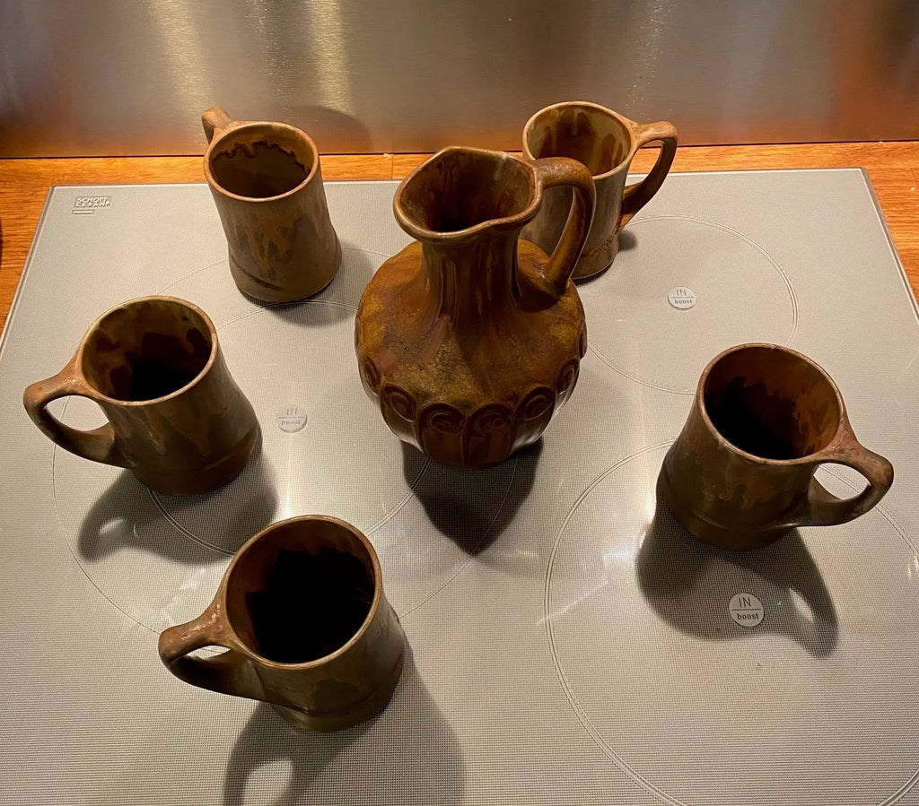 Denbac, carafe en céramique ancienne et mugs Art Nouveau , vers 1900, Décor de frises, 5 mugs Antiquités de France