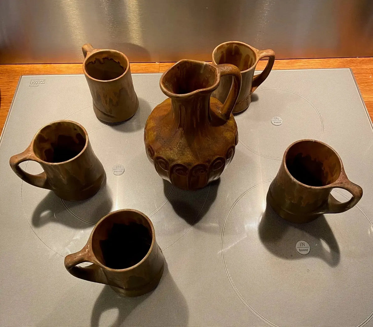 Denbac, carafe en céramique ancienne et mugs Art Nouveau , vers 1900, Décor de frises, 5 mugs Antiquités de France