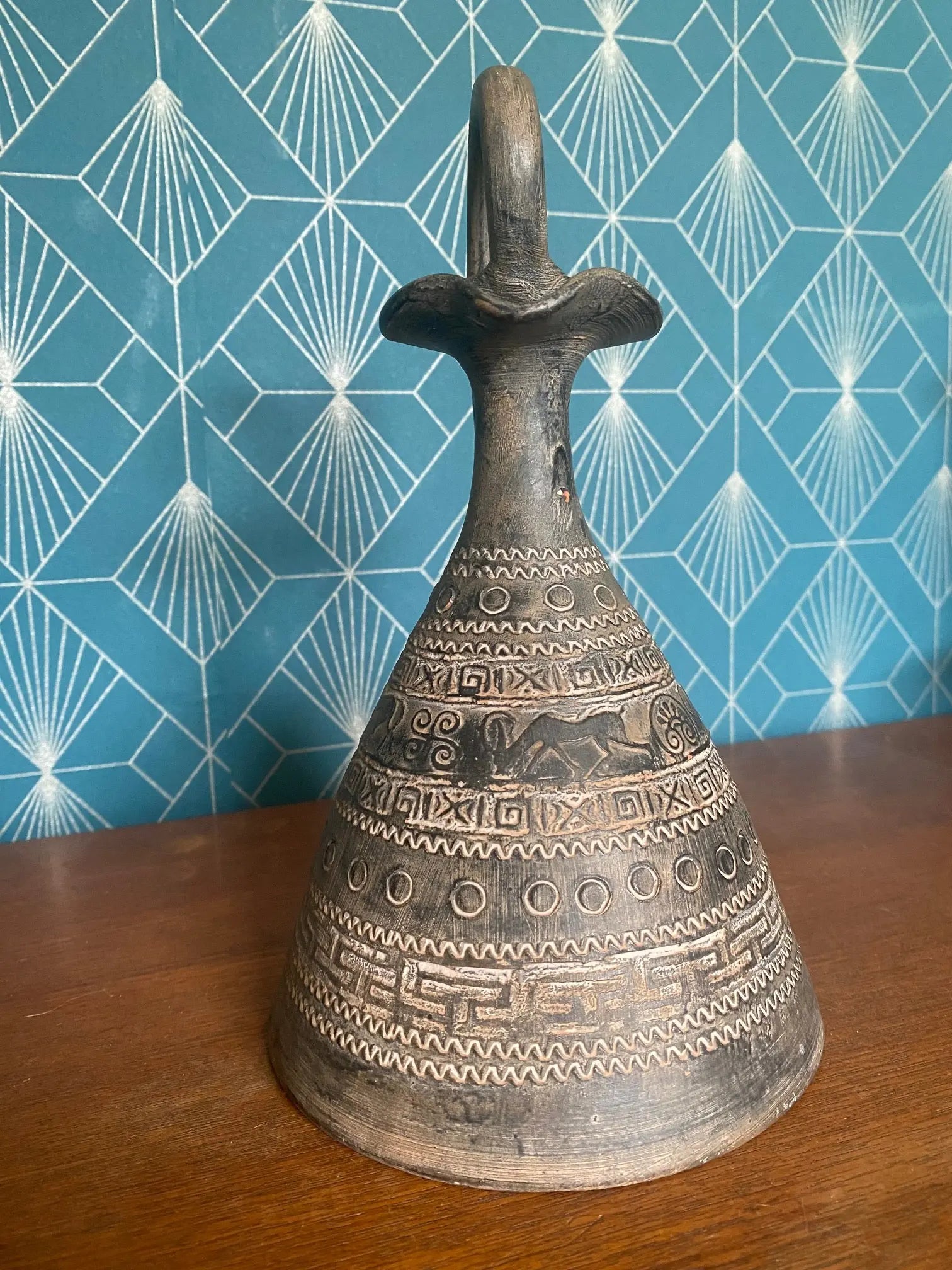 Petit pichet années 1900 – décor frises d’antilopes, conique, 24 cm H, superbe-{{shop name}}