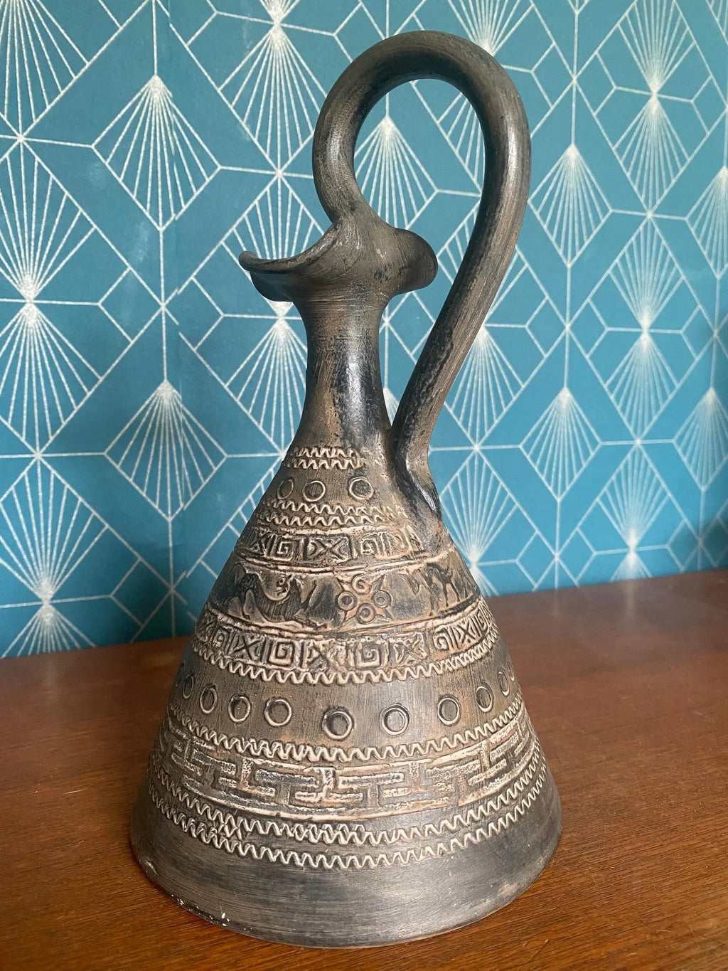 Petit pichet années 1900 – décor frises d’antilopes, conique, 24 cm H, superbe-{{shop name}}