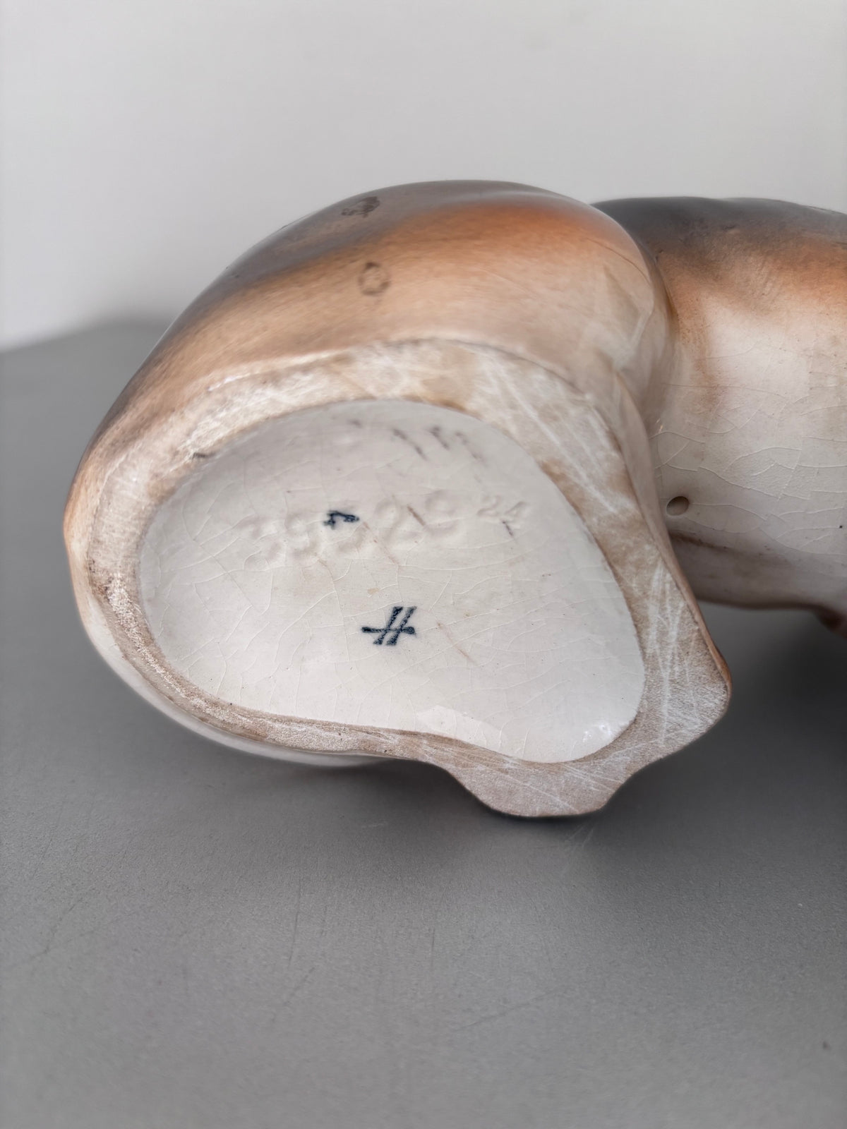 Porcelaine Sitzendorf XIXe L25cm Exceptionnel Grand Teckel | Rare Figurine Chien Allemagne 1884-1902 | Antiquité de Collection
