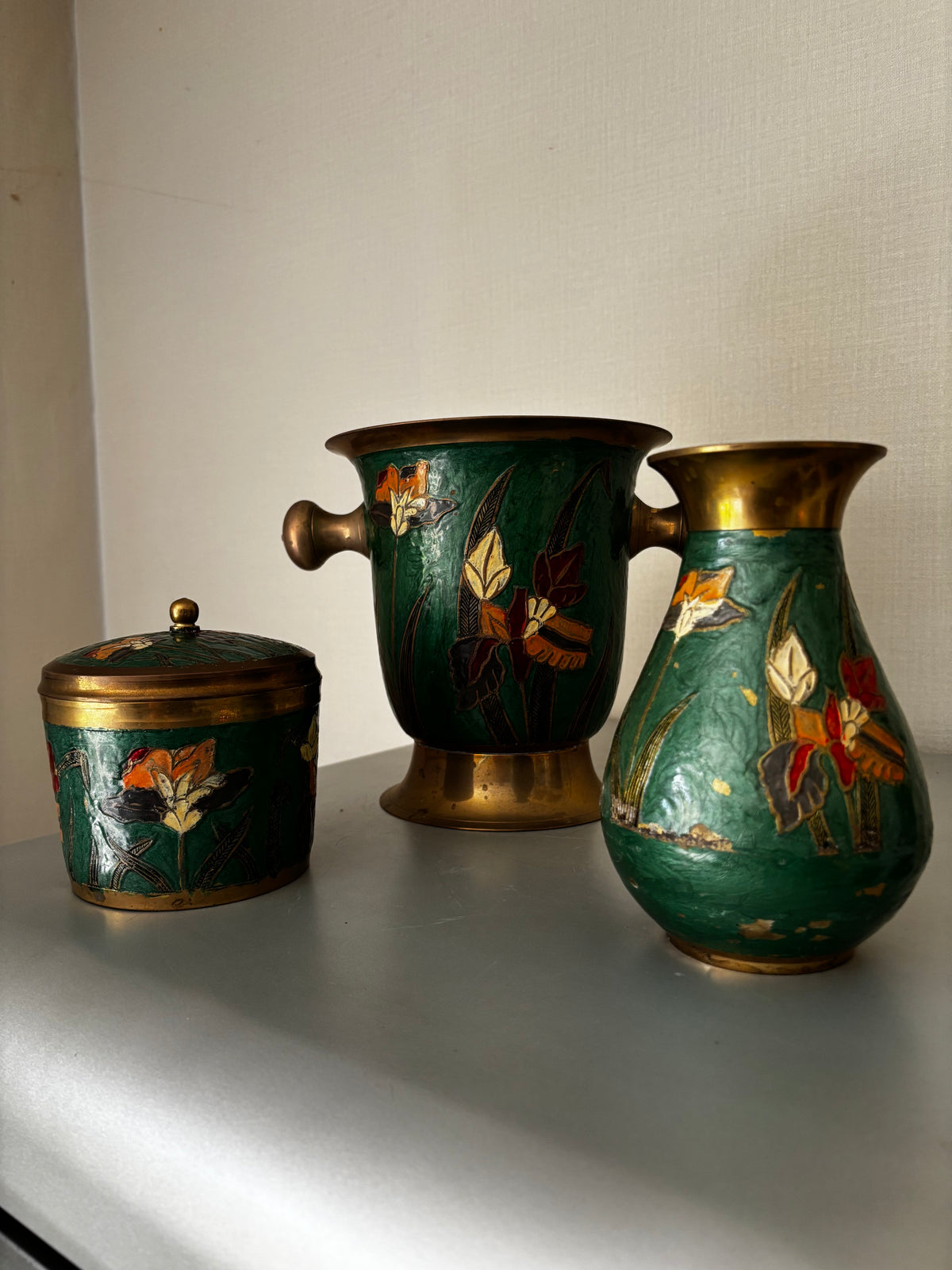 Ancien Ensemble Art Nouveau Émail Cloisonné Laiton IRIS Seau Vase Boite Couverte