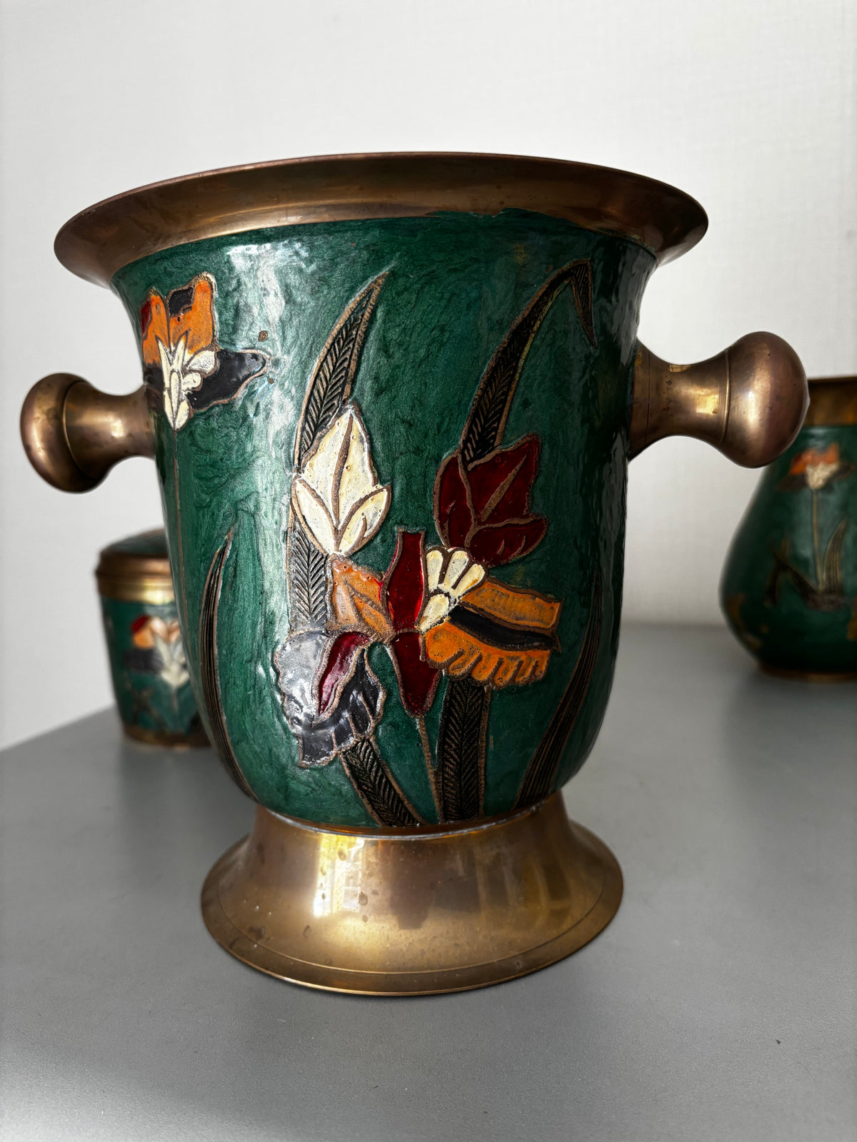 Ancien Ensemble Art Nouveau Émail Cloisonné Laiton IRIS Seau Vase Boite Couverte