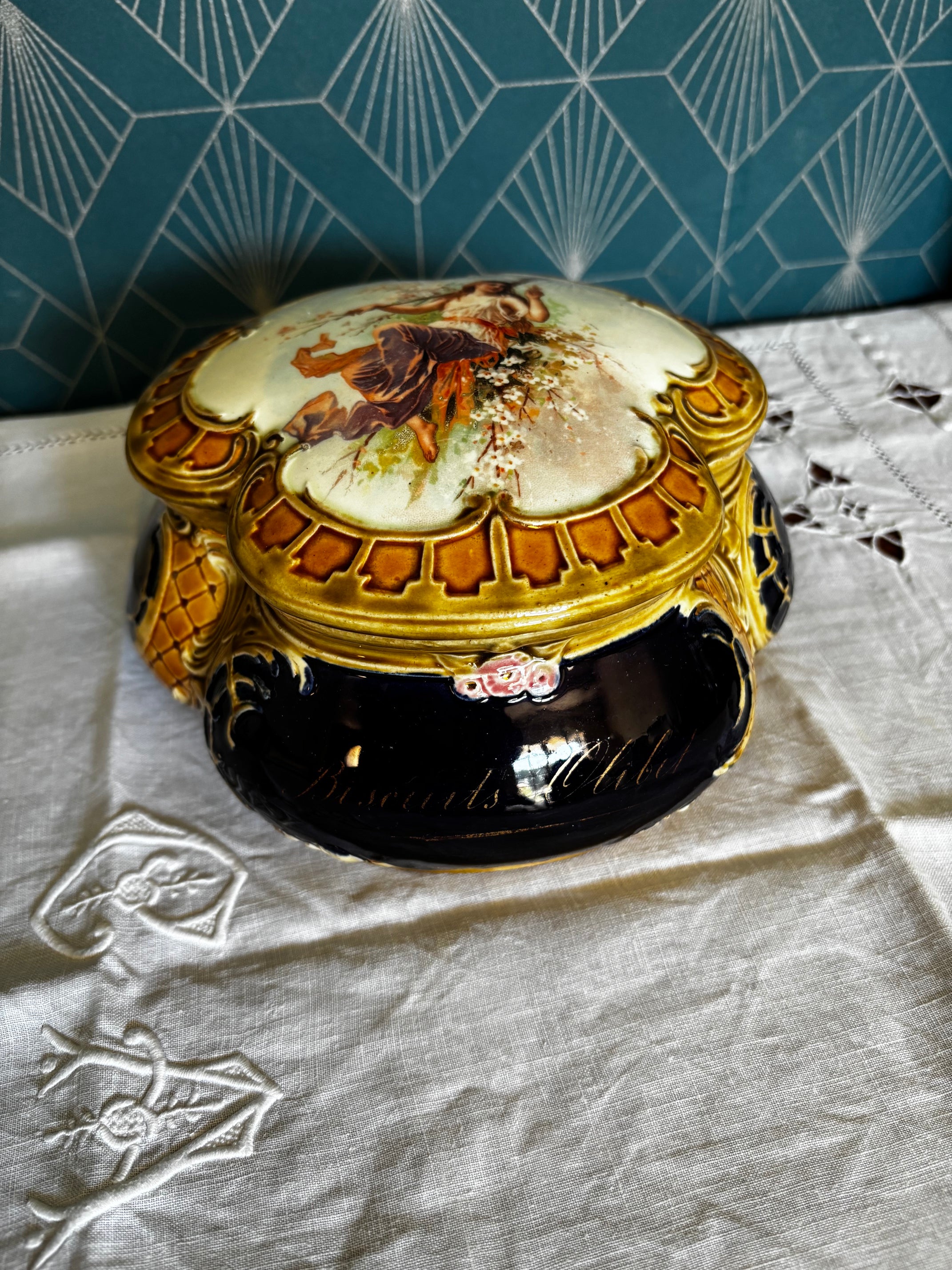 Majolique en Barbotine Olibet Boite A Biscuit Art Nouveau Céramique du XIXème.