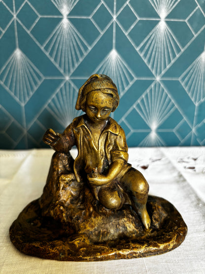 Statuette en Bronze. Jeune garçon Sur Un Rocher - Sculpture Art du XIXe Siècle Antique 12cm