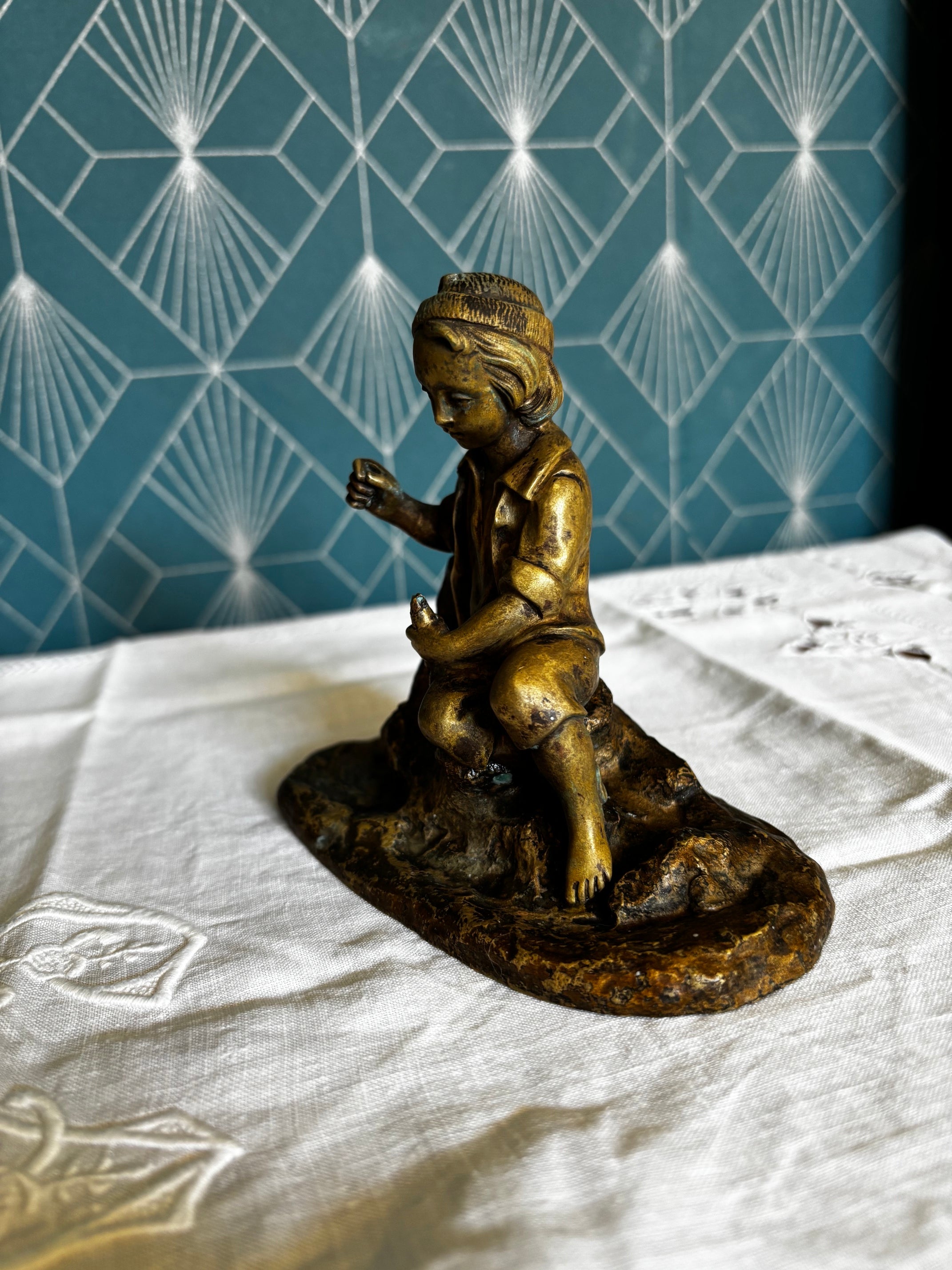 Statuette en Bronze. Jeune garçon Sur Un Rocher - Sculpture Art du XIXe Siècle Antique 12cm