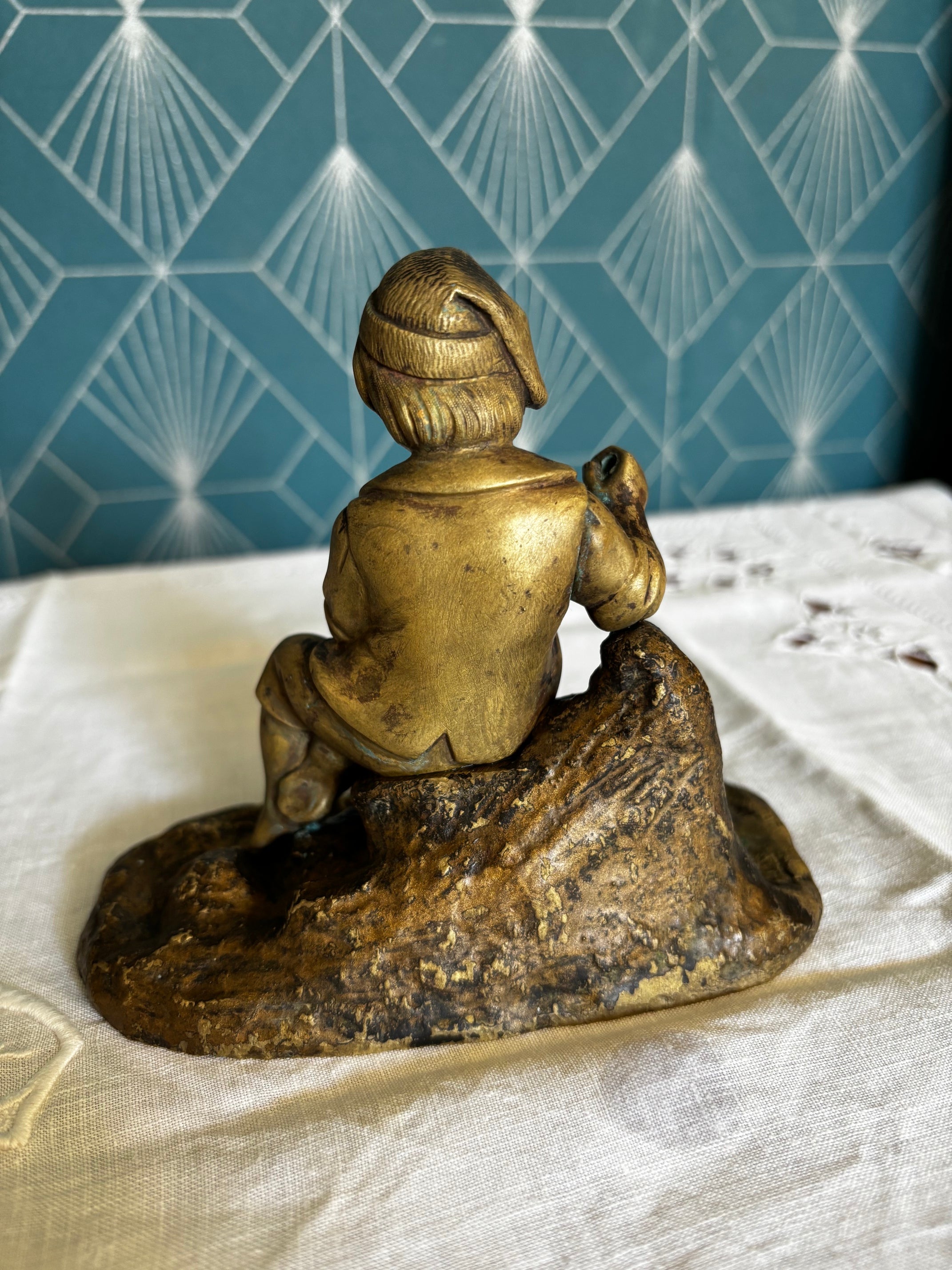 Statuette en Bronze. Jeune garçon Sur Un Rocher - Sculpture Art du XIXe Siècle Antique 12cm