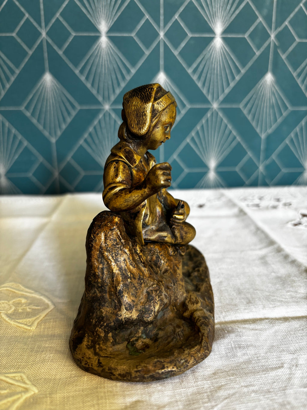 Statuette en Bronze. Jeune garçon Sur Un Rocher - Sculpture Art du XIXe Siècle Antique 12cm