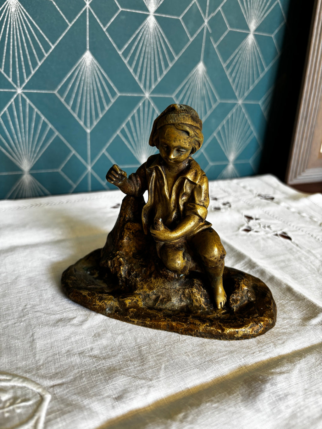 Statuette en Bronze. Jeune garçon Sur Un Rocher - Sculpture Art du XIXe Siècle Antique 12cm