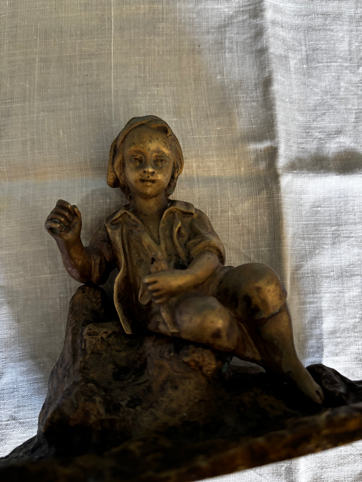 Statuette en Bronze. Jeune garçon Sur Un Rocher - Sculpture Art du XIXe Siècle Antique 12cm