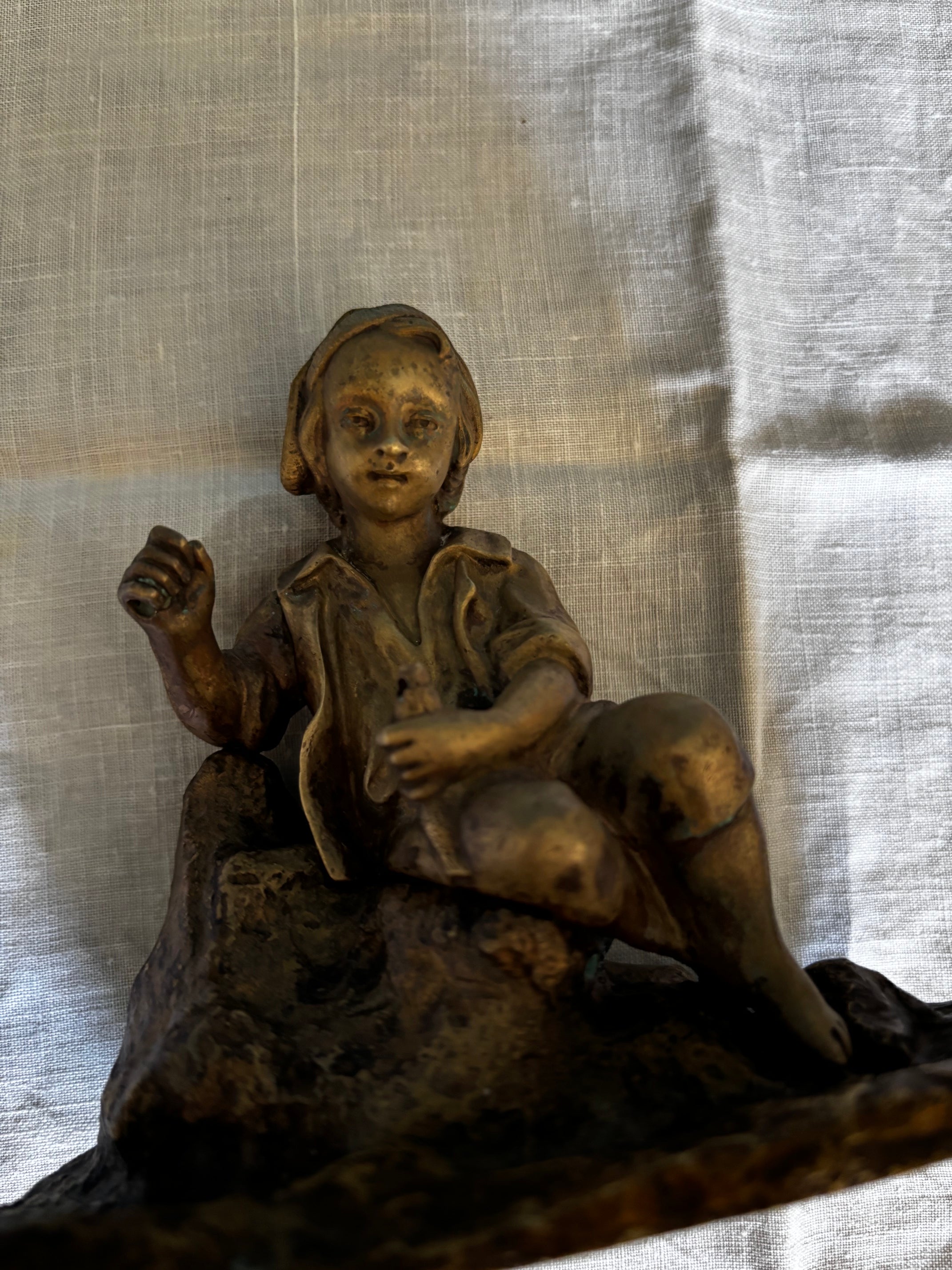 Statuette en Bronze. Jeune garçon Sur Un Rocher - Sculpture Art du XIXe Siècle Antique 12cm