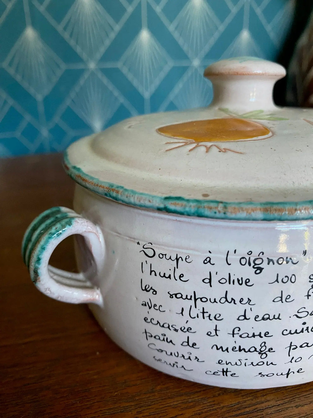 Céramique ancienne Émaillée, pot à couvert VALLAURIS, Décor de recettes. Jolie paire originale. Antiquités de France