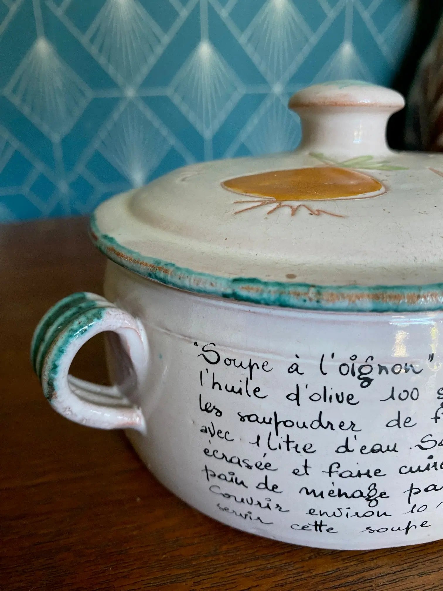 Céramique ancienne Émaillée, pot à couvert VALLAURIS, Décor de recettes. Jolie paire originale. Antiquités de France