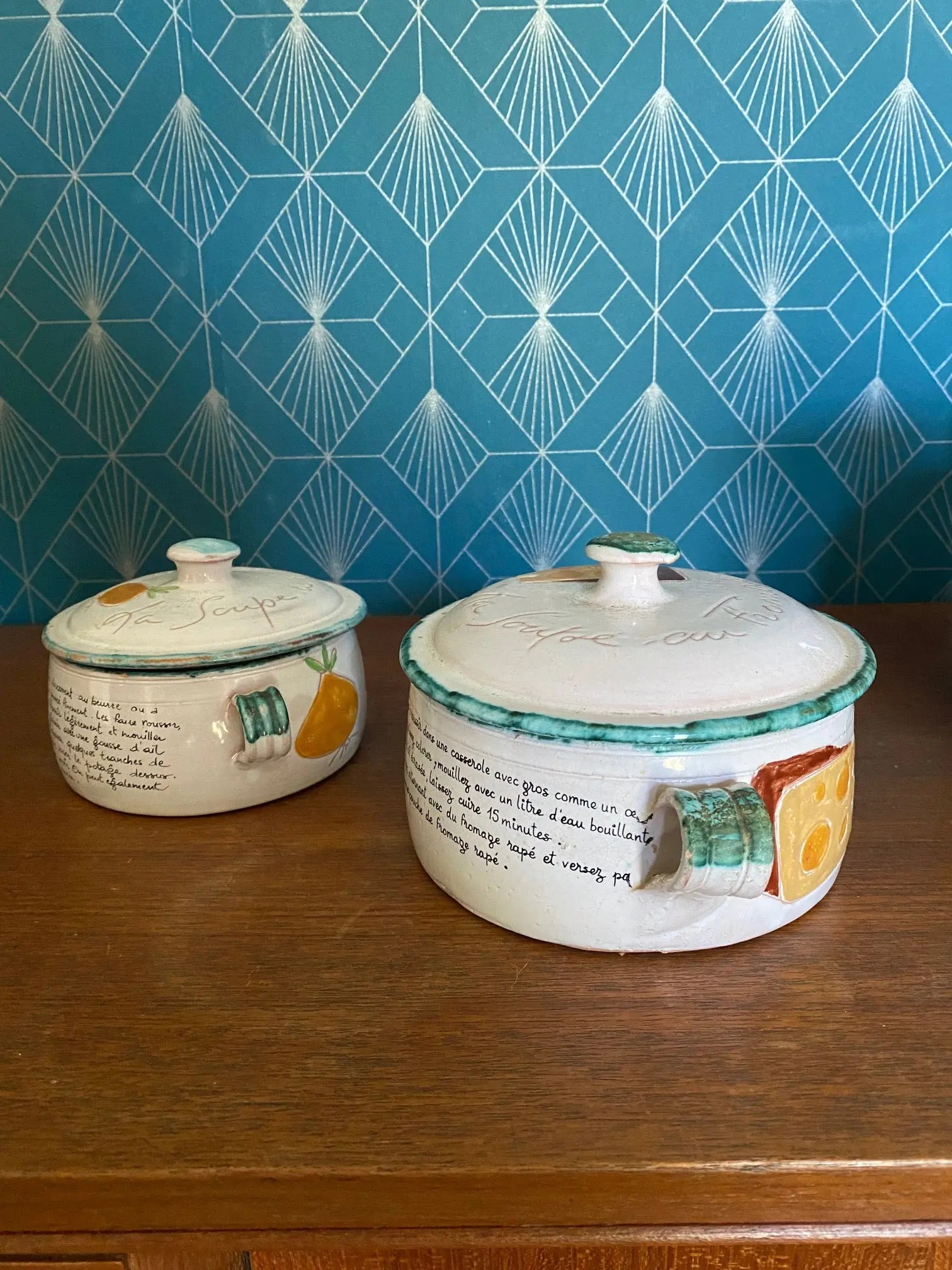 Céramique ancienne Émaillée, pot à couvert VALLAURIS, Décor de recettes. Jolie paire originale. Antiquités de France