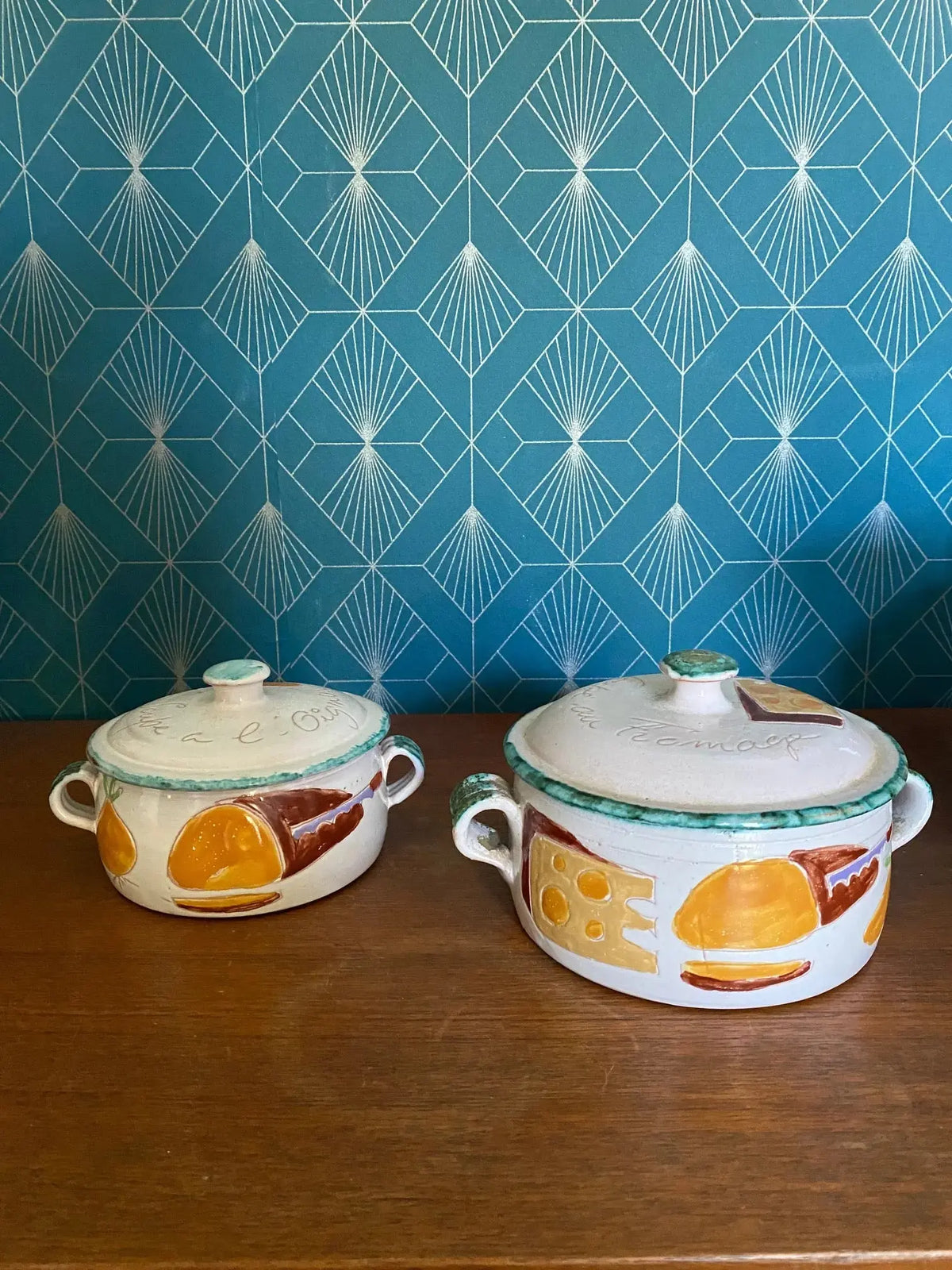 Céramique ancienne Émaillée, pot à couvert VALLAURIS, Décor de recettes. Jolie paire originale. Antiquités de France