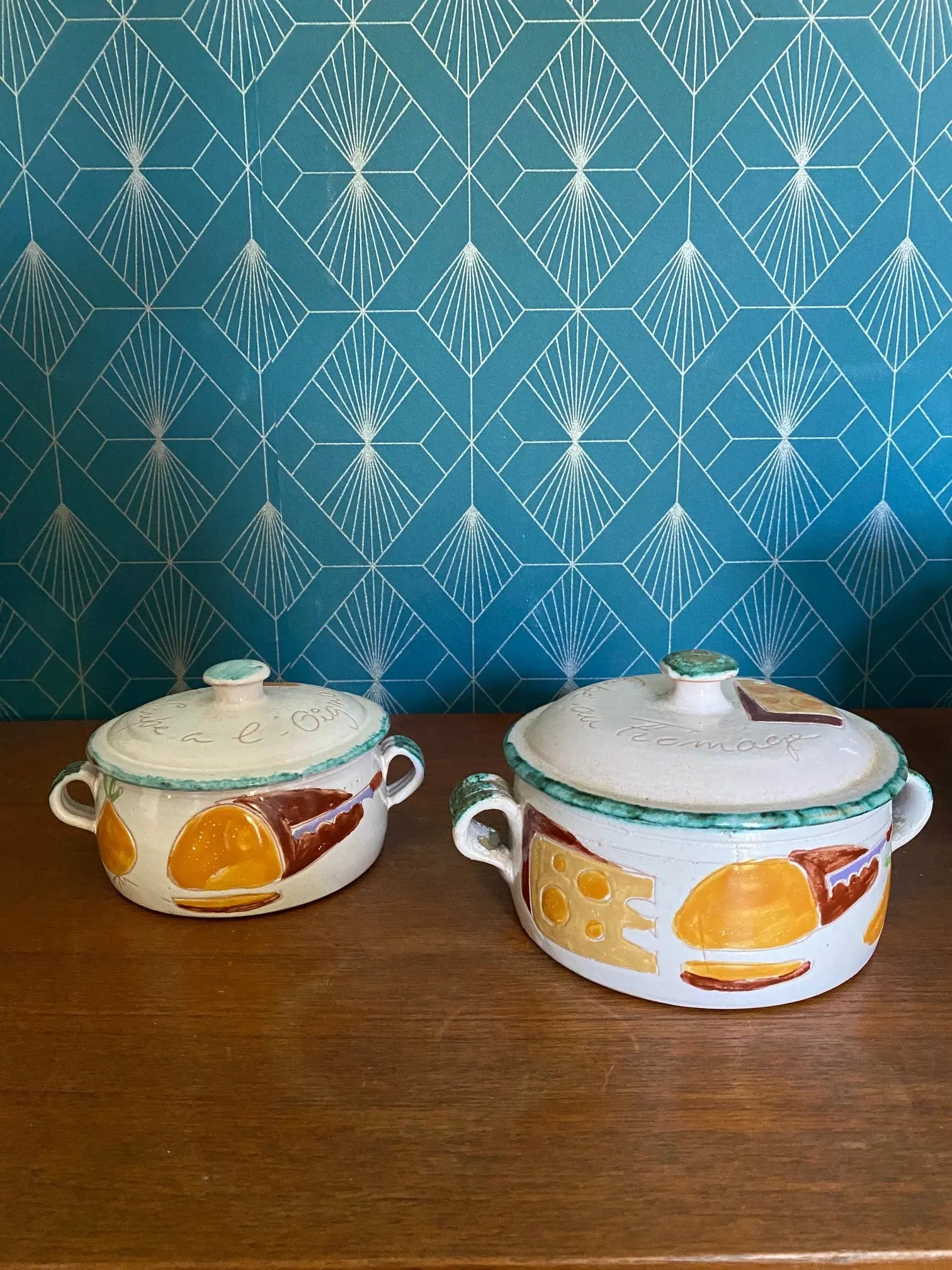 Céramique ancienne Émaillée, pot à couvert VALLAURIS, Décor de recettes. Jolie paire originale. Antiquités de France