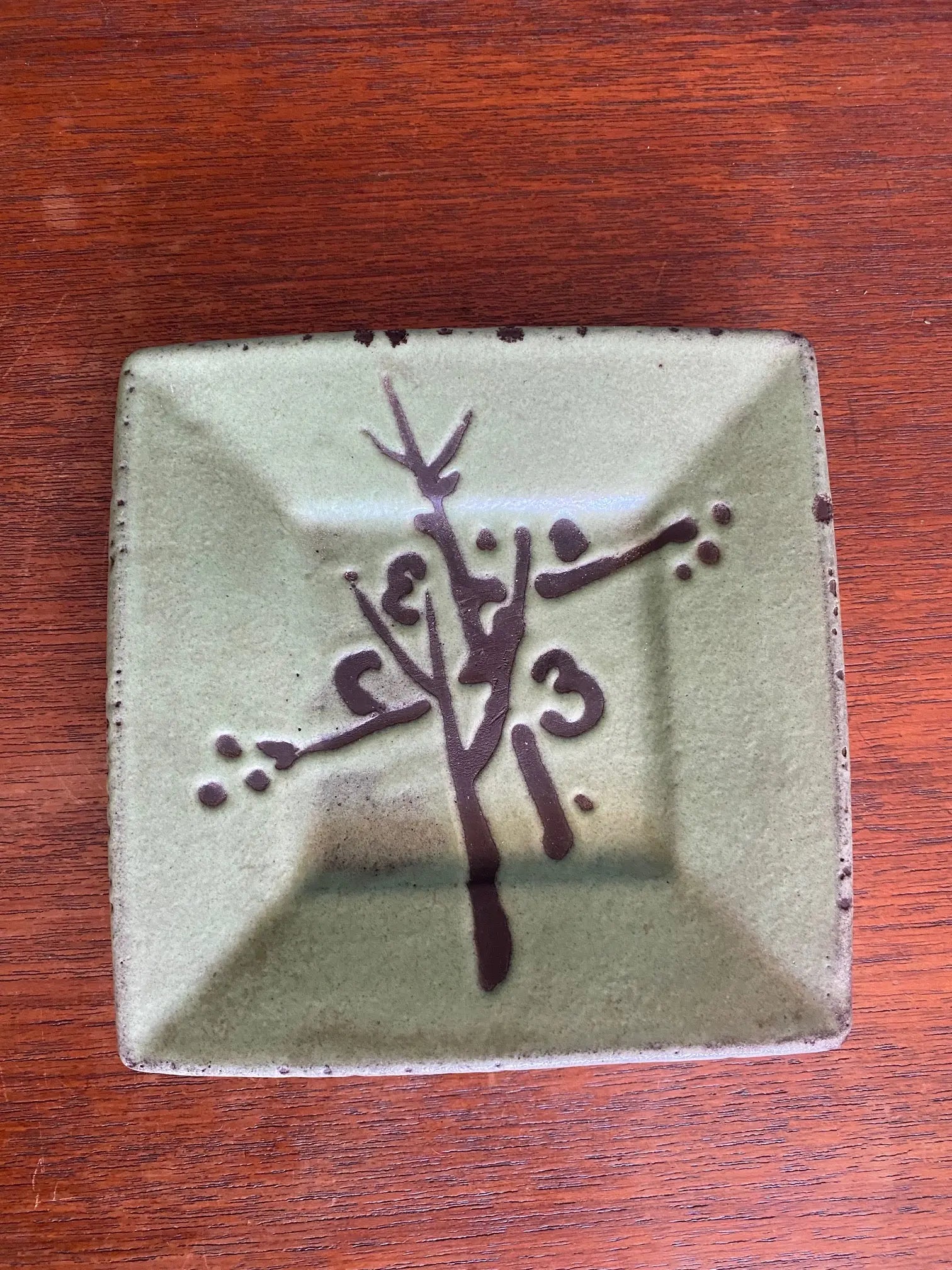 Vide poche ancien en céramique signé, décors Japonisant, estampillé, années 70. Antiquités de France