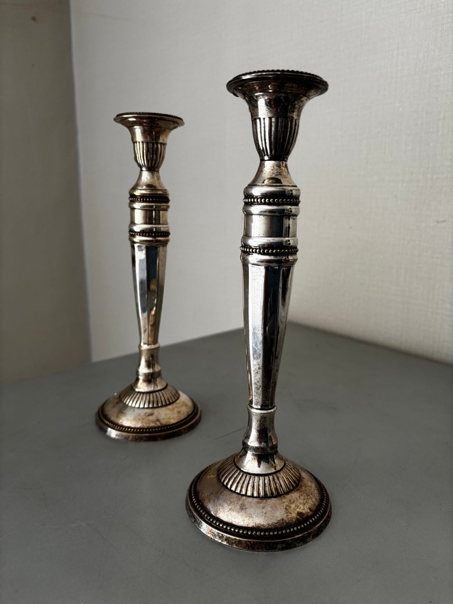 Bougeoirs Flambeaux Démontables en Bronze Argenté Style Louis XVI grand modèle, 28cm