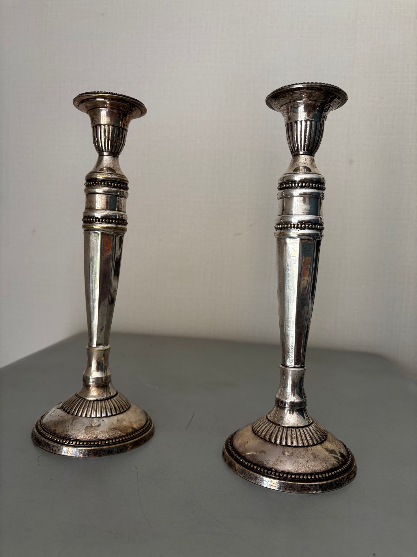 Bougeoirs Flambeaux Démontables en Bronze Argenté Style Louis XVI grand modèle, 28cm