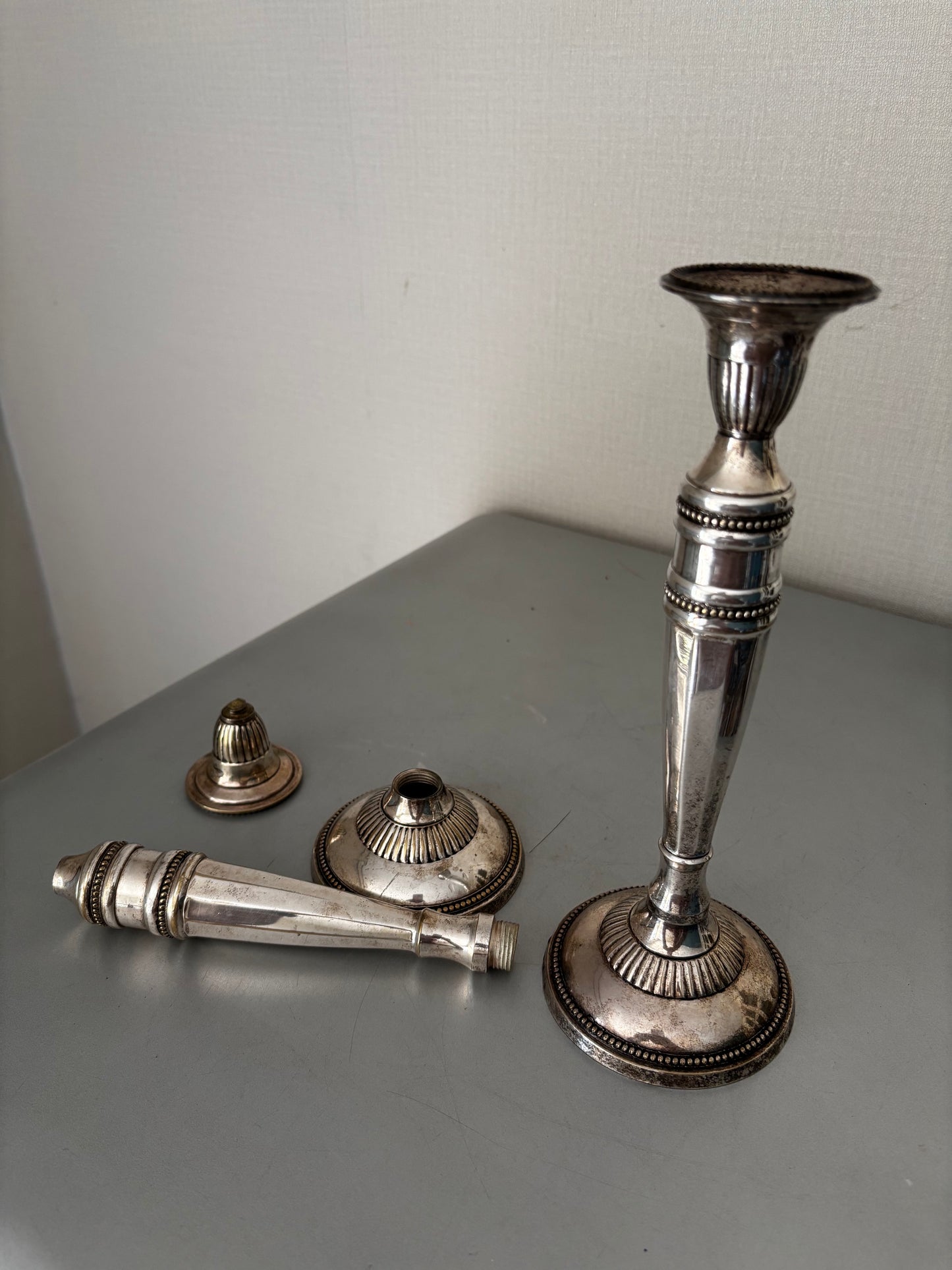 Bougeoirs Flambeaux Démontables en Bronze Argenté Style Louis XVI grand modèle, 28cm