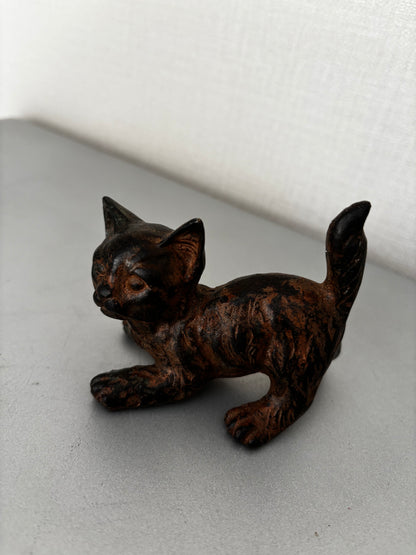 Bronze animalier signé Pierre Chénet. Chaton signé et marqué du cachet de fondeur couronne.