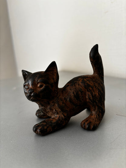 Bronze animalier signé Pierre Chénet. Chaton signé et marqué du cachet de fondeur couronne.