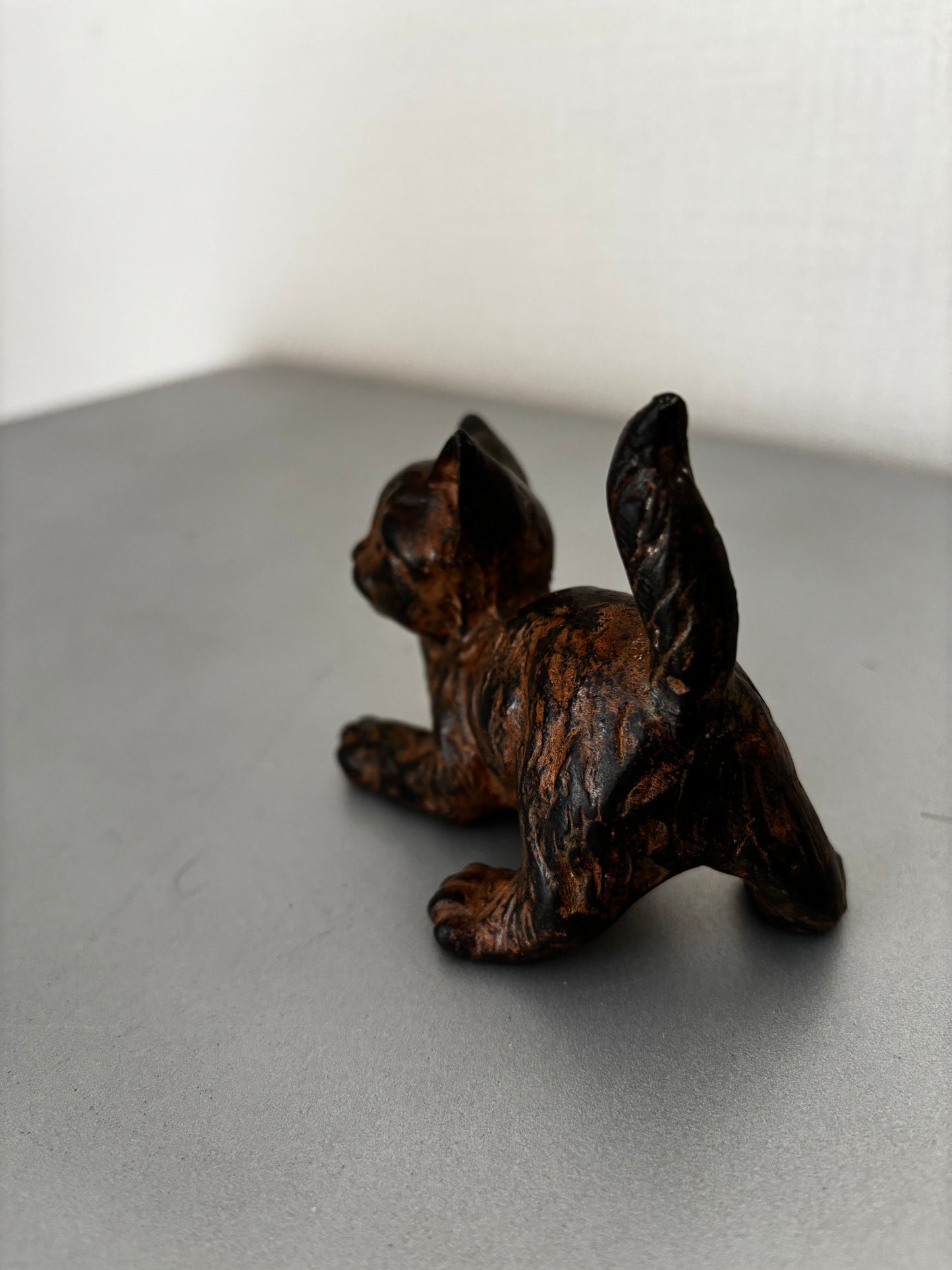Bronze animalier signé Pierre Chénet. Chaton signé et marqué du cachet de fondeur couronne.