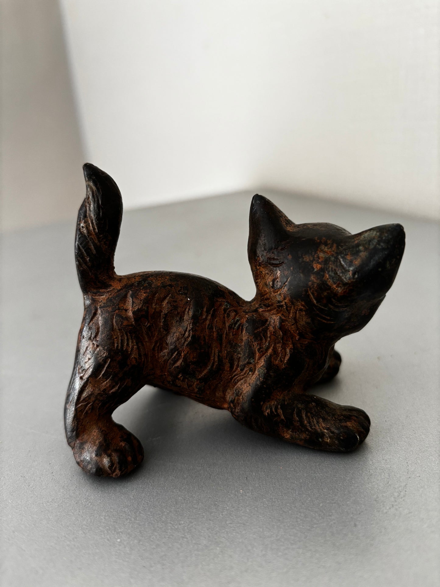 Bronze animalier signé Pierre Chénet. Chaton signé et marqué du cachet de fondeur couronne.