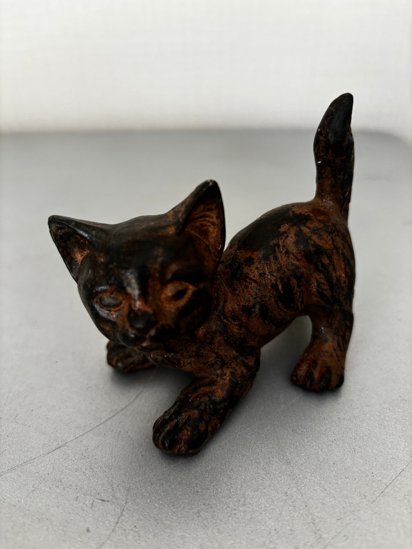 Bronze animalier signé Pierre Chénet. Chaton signé et marqué du cachet de fondeur couronne.