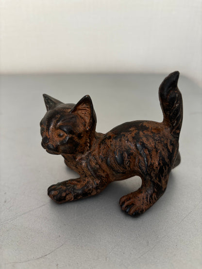 Bronze animalier signé Pierre Chénet. Chaton signé et marqué du cachet de fondeur couronne.