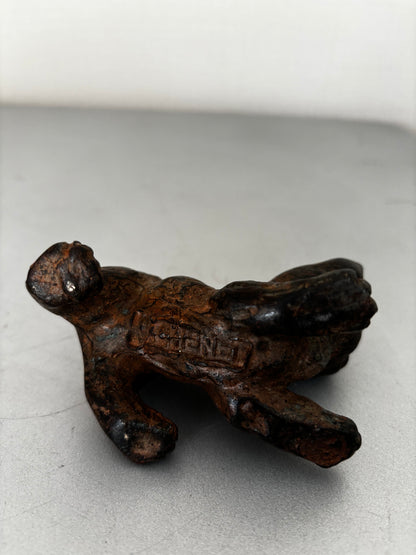Bronze animalier signé Pierre Chénet. Chaton signé et marqué du cachet de fondeur couronne.