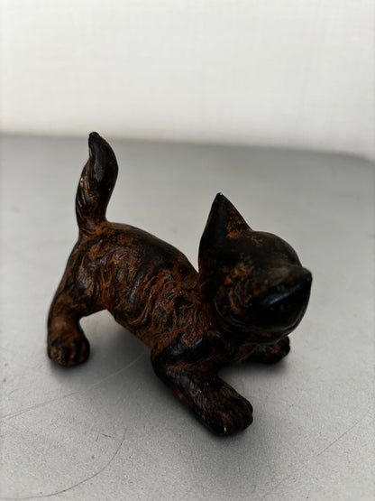 Bronze animalier signé Pierre Chénet. Chaton signé et marqué du cachet de fondeur couronne.