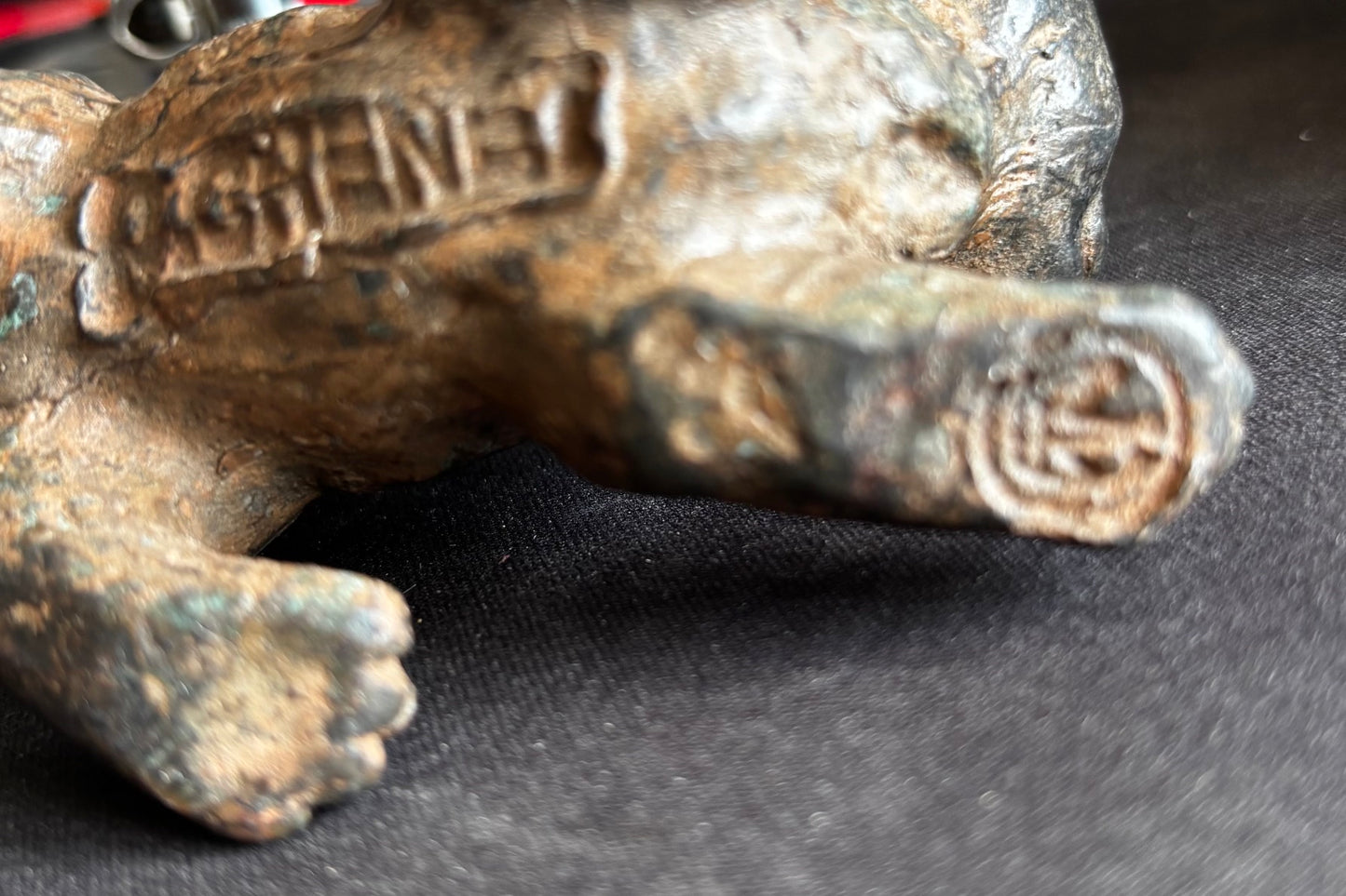 Bronze animalier signé Pierre Chénet. Chaton signé et marqué du cachet de fondeur couronne.